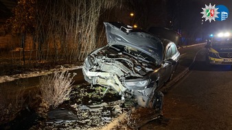 Polizeipr&auml;sidium Oberhausen: POL-OB: Pkw prallt gegen Baum - Fahrer leicht verletzt