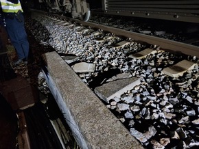 Bundespolizeidirektion M&uuml;nchen: Gef&auml;hrlicher Eingriff in den Bahnverkehr / S-Bahn &uuml;berf&auml;hrt Betonplatten