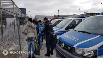 Bundespolizeidirektion München: Bundespolizeidirektion München: Güterzugmigration: Aufgriff von fünf Afrikanern am Rangierbahnhof Nord