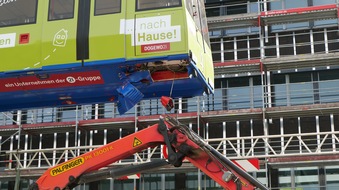 Feuerwehr Dortmund: FW-DO: Ergänzung: FW-DO: Unfall zwischen H-Bahn und Autokran am Campus Nord - Bilddokumentation