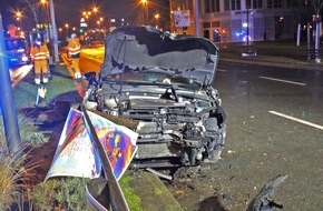 Polizei Essen: POL-E: Essen: Golf fällt Baum - Fahrer und Beifahrer flüchten vom Unfallort - Zeugenaufruf - Fotos