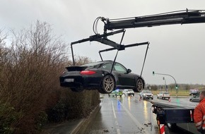 Kreispolizeibeh&ouml;rde Soest: POL-SO: Porsche entzieht sich Kontrolle - Flucht endet in Unf&auml;llen