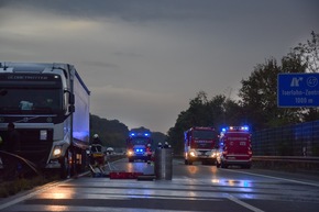 FW-MK: Sattelzug durchbricht auf der Bundesautobahn A46 die Mittelleitplanke