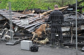 Polizeiinspektion Harburg: POL-WL: Noch keine konkreten Hinweise auf Brandursache ++ Neu Wulmstorf - Essenlieferant verletzt ++ Wistedt - Spielhaus zerstört ++ Und weitere Meldungen