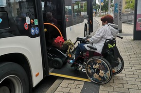 Barrierefreiheit oft mit großen Hürden / ADAC testet Bus- und Tram-Haltestellen für Mobilitätseingeschränkte und Blinde in zehn deutschen Städten / Die größte Hürde bleibt der Einstieg