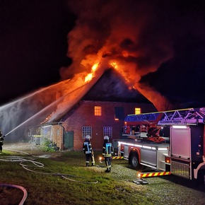 FW-ROW: Großbrand zerstört Bauernhaus in Granstedt