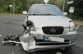 Polizei Mettmann: POL-ME: Schwerer Verkehrsunfall auf regennasser Straße - Heiligenhaus - 1908145