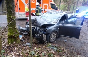 Kreispolizeibehörde Oberbergischer Kreis: POL-GM: 190220-:0133: FRONTAL GEGEN EINEN BAUM GEPRALLT - FAHRER LEICHT VERLETZT