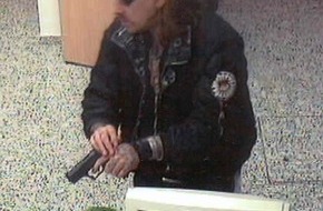 Polizei Rhein-Erft-Kreis: POL-BM: Hürth Banküberfall vom 6.12.2000 - Foto Nr. 2