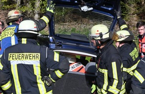 Kreisfeuerwehrverband Neunkirchen: FW LK Neunkirchen: VU mit Person / PKW gegen PKW, L112 von St Ingbert bis L112 Elversberg // Einfahrt Schüren