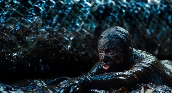 Constantin Film: BEWARE BOI&Uacute;NA / Ab 8. Oktober 2026 im Kino