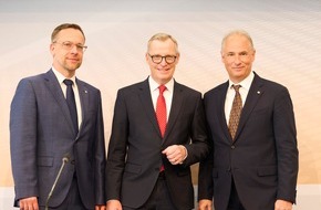 Raiffeisen Waren-Zentrale Rhein-Main AG: RWZ-Hauptversammlung unterstützt Kurs des Vorstands / Aktionäre stimmen für gemeinsame Agrartechnik-Gesellschaft mit RW Kassel