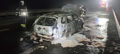 POL-STD: VW-Golf gerät auf der Autobahn in Brand - Fahrer verschwindet von der Brandstelle