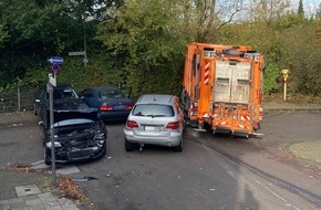 Polizei Mettmann: POL-ME: Handbremse vergessen: Müllwagen rollt unkontrolliert und beschädigt sechs Fahrzeuge - Mettmann - 2311019