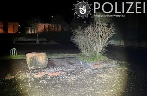 Polizeidirektion Kaiserslautern: POL-PDKL: Unfallverursacher beschädigt Parkplatzanlage und flüchtet