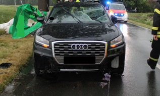 Polizei Minden-Lübbecke: POL-MI: Windböe erfasst Pkw-Anhänger - Zusammenstoß mit Auto