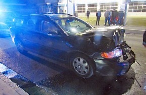 Polizei Mettmann: POL-ME: Auffahrunfall mit vier beteiligten Fahrzeugen - Heiligenhaus - 2011137