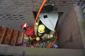 FW Ratingen: Bilder zum Bericht: Wohnungsbrand im Suterrain, erschwerter Zugang zum Brandherd