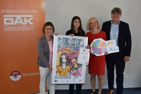 FOTOS ANBEI! „bunt statt blau“: Schülerin aus Königs Wusterhausen gewinnt Plakatwettbewerb in Brandenburg
