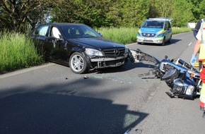 Polizei Rheinisch-Bergischer Kreis: POL-RBK: Burscheid - Pkw macht sich selbstständig und rollt auf Fahrbahn - Motorradfahrer schwer verletzt