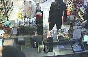 Polizei Rhein-Erft-Kreis: POL-REK: Polizei sucht nach drei Tankstellenräubern mit Fotos