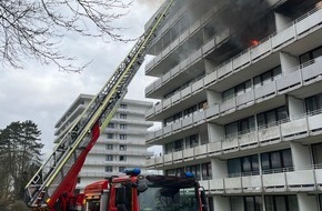 Feuerwehr Mettmann: FW Mettmann: Wohnungsbrand mit Explosion und Menschenleben in Gefahr