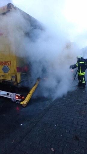 FW-RE: LKW-Anhänger fängt Feuer - zum Glück keine heiße Ladung