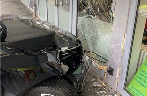 Polizei Mettmann: POL-ME: Beim Einparken verschaltet: Opel Corsa kracht in Ladenfront - 2602052