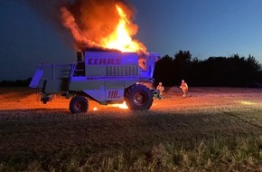 Feuerwehr Grevenbroich: FW Grevenbroich: Feuerwehr löscht brennenden Mähdrescher auf Feld