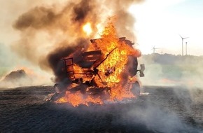 Kreisfeuerwehr Oldenburg: FW-OLL: Rundballenpresse ger&auml;t bei Erntearbeiten in Brand - Fl&auml;chenbrand in Beckeln