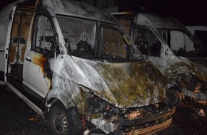 Polizei Aachen: POL-AC: Drei Kleintransporter nach Brand schwer beschädigt
