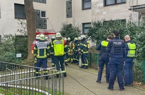 Feuerwehr Bergheim: FW Bergheim: Feuerwehr rettet Person bei Kellerbrand in Mehrfamilienhaus