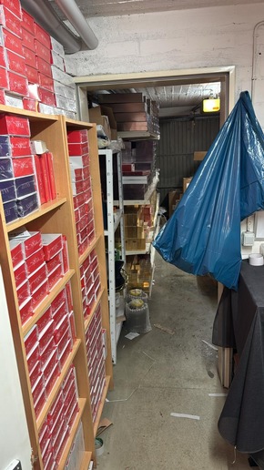 ZOLL-HH: Zoll stellt tonnenweise illegale Abnehmprodukte und geschmuggelte Kosmetika bei umfangreichen Durchsuchungen sicher und nimmt mutma&szlig;liche H&auml;ndlerin fest