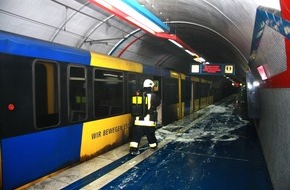 Feuerwehr Essen: FW-E: Feuer in U-Bahn Linie 17 Fahrtrichtung Norden, eine Person mit leichter Rauchvergiftung