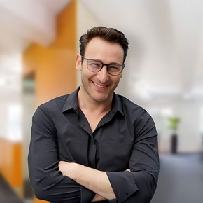 Simon Sinek erhält den Lifetime Achievement Award for Marketing am Internationalen Tag des Marketing.
