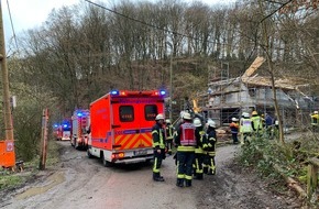 Feuerwehr Erkrath: FW-Erkrath: Baukran stürzt auf Neubau - Vier verletzte Bauarbeiter