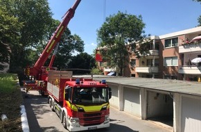 Feuerwehr Dortmund: FW-DO: 23.07.2020 - TECHNISCHE HILFELEISTUNG IN BRACKEL Personenrettung mit Kran