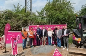 Deutsche Telekom AG: Glasfaser-Spatenstich der Telekom in Trier Alt-K&uuml;renz mit OB Wolfram Leibe