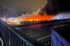 Kreisfeuerwehr Rotenburg (Wümme): FW-ROW: Großfeuer in Sittensen: Über 20 Busse in Flammen