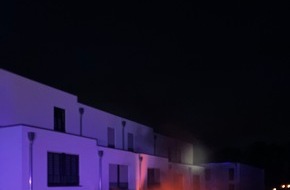 Feuerwehr Paderborn: FW Paderborn: Terassenbrand mit Ausbreitung auf Fassade und Wohnräume