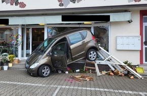 Polizeidirektion Neustadt/Weinstraße: POL-PDNW: PI Haßloch - Verkehrsunfall: Auto fährt in Blumengeschäft