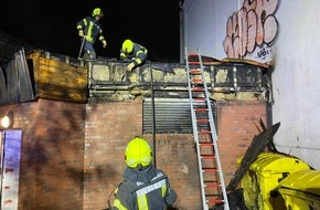 Feuerwehr Gelsenkirchen: FW-GE: Brennende Müllbehälter halten die Feuerwehr Gelsenkirchen in Atem / Flammen greifen auf angrenzendes Gebäude der Gesamtschule Buer-Mitte über