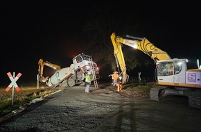 Polizeiinspektion Stade: POL-STD: Betonmischer kommt von der Fahrbahn ab und blockiert Bahnstrecke