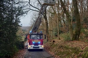 Feuerwehr Herdecke: FW-EN: Äste drohen auf Straße zu stürzen und gemeldete Ölspur