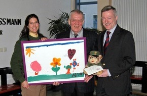 Polizei Düsseldorf: POL-D: Polizeipräsident Michael Dybowski überreichte heute eine Spende an die Elterninitiative Kinderkrebsklinik - Kinder malten für einen guten Zweck - Aktion der Polizei am Weltkindertag 2005