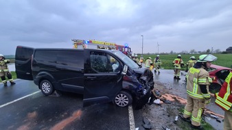 Feuerwehr Kleve: FW-KLE: Verkehrsunfall mit eingeklemmter Person am Tweestrom