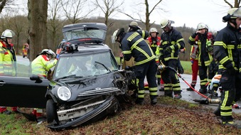 Feuerwehr Dortmund: FW-DO: Schwerer Verkehrsunfall in Holzen