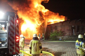 FW Helmstedt: Leerstehende Lagerhalle in Vollbrand