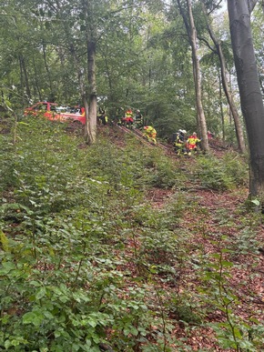 FW-EN: Aufwändiger Rettungseinsatz nach Treckerunfall im Wald