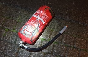 Kreispolizeibehörde Oberbergischer Kreis: POL-GM: 260720-585: Feuerlöscher auf der Straße - zwei Autos können nicht mehr ausweichen